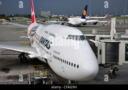 Qantas Airbus 380 am Tor, O.R. Tambo International Airport, Johannesburg, Provinz Gauteng, Südafrika Stockfoto