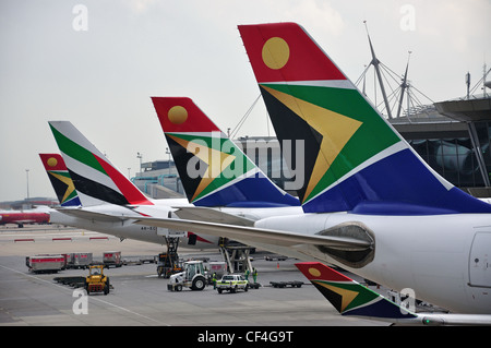 South African Airways Logos auf Flugzeuge tails, O.R. Tambo International Airport, Johannesburg, Gauteng, Südafrika Stockfoto