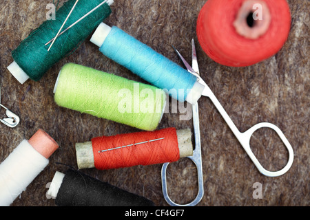 Nähwerkzeuge auf eine Faser, die aus Wolle. Close-up-Farbfoto Stockfoto