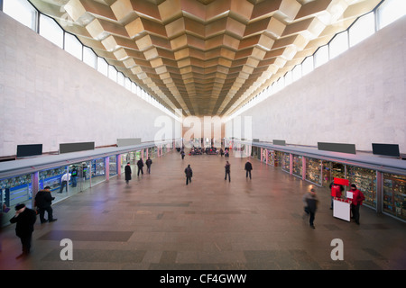 Moskau - März 23: Menschen in Leningradsky Bahnhof am 23. März 2009 in Moskau, Russland. Es ist älteste Moskauer Bahnhof. Stockfoto