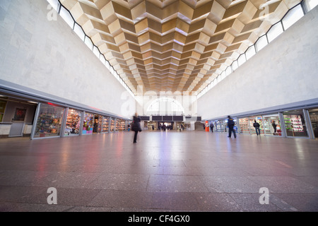 Moskau - März 23: Menschen in Leningradsky Bahnhof am 23. März 2009 in Moskau, Russland. Es ist älteste Moskauer Bahnhof. Stockfoto
