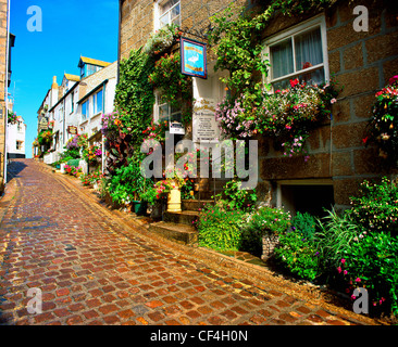 Bed And Breakfast über eine steile, schmale Straße in St Ives, beherbergt eine florierende Künstlergemeinschaft und geschäftigen Fischereihafen. Stockfoto