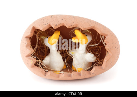 Tonspielsachen. Zwei Ente im Nest in Form von Eiern. Isoliert auf weißem Hintergrund. Stockfoto