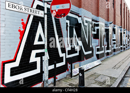 Street-Art gemalt auf einer Wand in Ebor Street im East End von London. Stockfoto