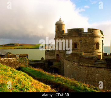 St. Mawes Castle an der Mündung des Flusses Percuil auf der Halbinsel Roseland, erbaut von Henry Vlll zur Verteidigung der Stadt gegen inva Stockfoto