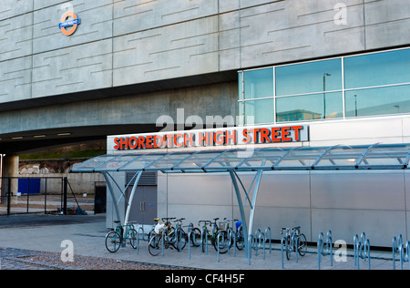 Ein Heck-Fahrradträger außerhalb Shoreditch High Street u-Bahn Bahnhof. Stockfoto