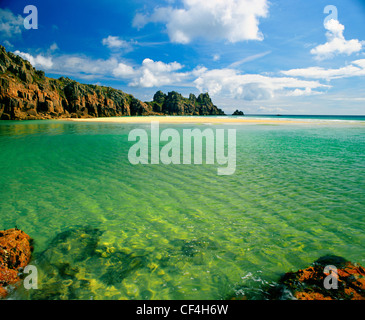 Pedn Vounder Strand befindet sich unter Treen Klippen in der Nähe der Minack Theatre. Stockfoto