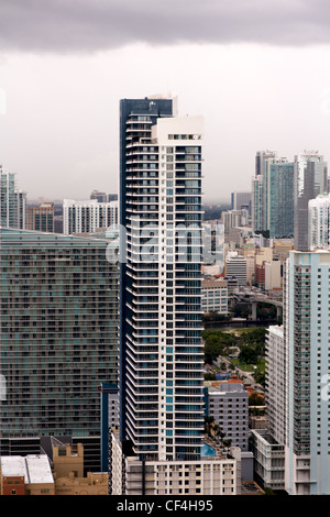 Ein Wohnhaus in Miami, FL unter dicken Gewitterwolken. Stockfoto