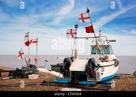 England Fahnen von einem Fischerboot und Ausrüstung am Strand bei Aldeburgh. Stockfoto