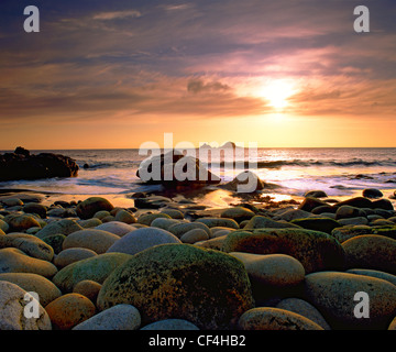 Die Brisons (zwei riesige Felsen im Meer, Aufstellungsort von vielen Schiffswracks im Laufe der Jahre) der Küste bei Porth Nanven. Porth Nanven ist Stockfoto