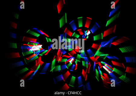 Bunte abstrakte Freezelight in Form von Spiralen auf schwarzem Hintergrund.