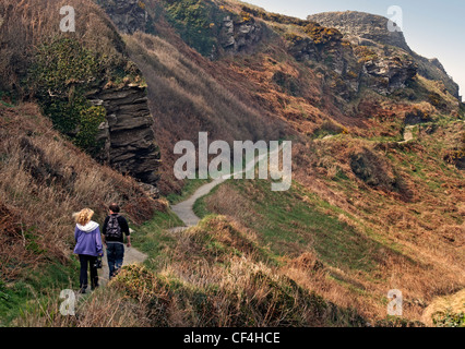 Ein paar, einen Weg zu Tintagel Castle auf der North Cornwall Küste entlang. Tintagel Castle ist reich an legen Stockfoto