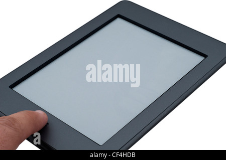 Hand hält ein modernes E-Book-Lesegerät mit E-Ink-Display für digitales Lesen und Online-Bibliothekszugriff, isoliert auf weiß Stockfoto