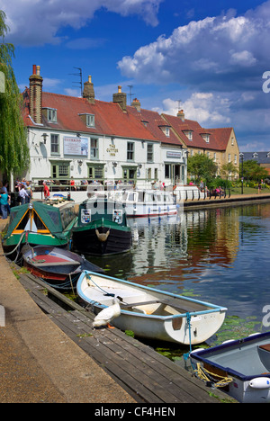 Boote vertäut neben The Cutter Inn auf dem Fluss Great Ouse in Ely. Stockfoto