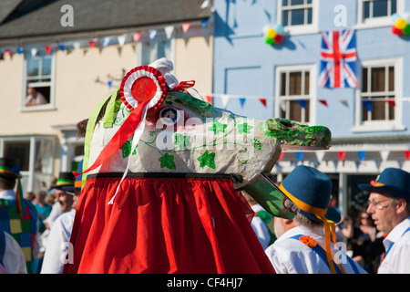 Morris in der hundertjährigen Morris Tanz Festival in Thaxted tanzen. Stockfoto