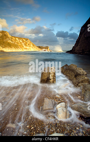 Ein Blick auf das Meer von der Bucht Man O' War. Man O' War Bay hat seinen Namen von den Felsen, die Kriegsschiffe aussehen sollen. Stockfoto