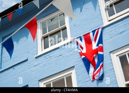 Ein Anschluß-Markierungsfahne und Girlanden auf der Vorderseite eines Hauses in Thaxted. Stockfoto