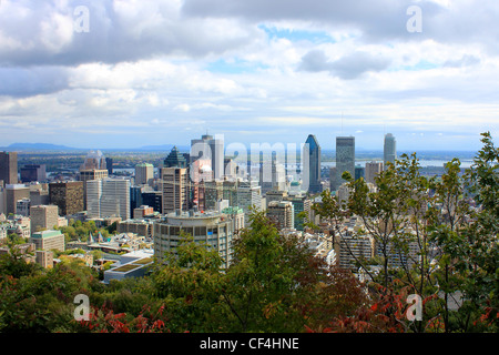 Eine Ansicht von Montreal, Quebec vorbei an den Bäumen auf dem Hügel am Parc du Mont-Royal. Stockfoto