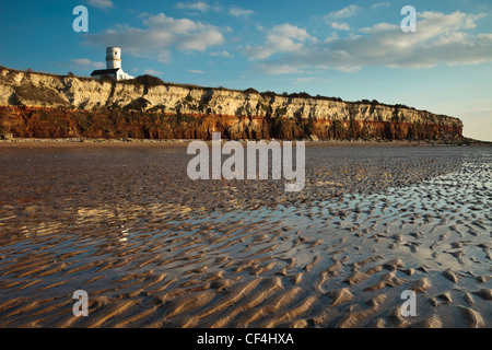 Eine Ansicht vom Strand entfernt, in Richtung Hunstanton Klippen und den Leuchtturm auf der Oberseite. Stockfoto