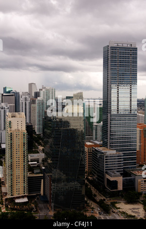 Die Gläserne Türme des Finanzviertels von Miami, FL in Brickell glitzernde unter schwere Gewitterwolken während eines tropischen Sturms. Stockfoto