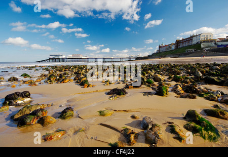 Ein Blick über Cromer Beach in Richtung Pier. Stockfoto