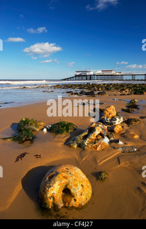 Ein Blick über Cromer Beach in Richtung Pier. Stockfoto