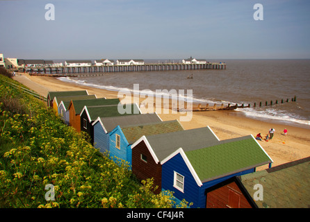 Ein Blick über Strandhütten in Richtung Southwold Pier. Stockfoto