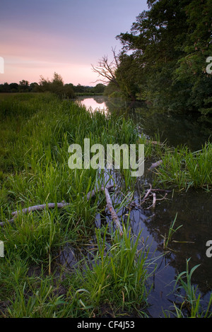 Der Fluss Stour als seine macht seinen Weg durch Dedham Vale auf der Suffolk / Essex Grenze. Stockfoto