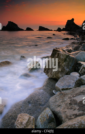 Sonnenuntergang über Mupe Bucht, Teil der Lulworth Estate und World Heritage Site. Die Bucht und ist in einem militärischen Schießplatz, nur eine Stockfoto