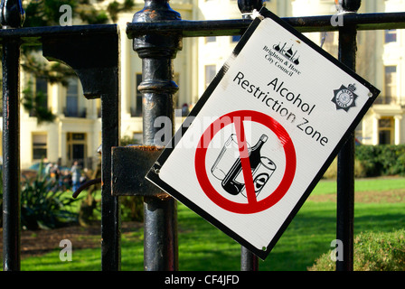 Ein Alkohol-Sperrzone Zeichen hängen Park Geländer in Brighton. Stockfoto