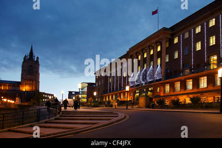 Einen Abend Blick auf Norwich Town Hall und St. Peter Mancroft zu Weihnachten. Stockfoto