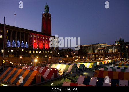 Eine Nacht Zeit Blick auf einem beleuchteten Norwich Markt und Rathaus zu Weihnachten. Stockfoto