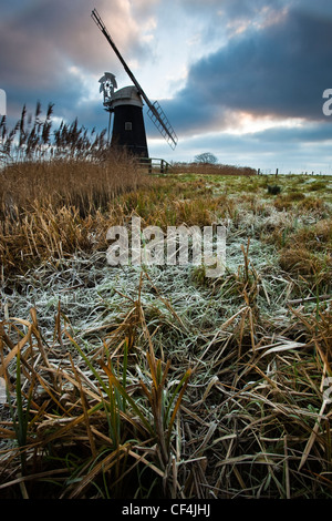 Schneeberghammel Mühle in Norfolk an einem kalten frostigen Morgen. Stockfoto