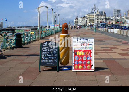 Ein Lächeln auf den Lippen Hot Dog und Café Menüs auf Brighton Promenade. Stockfoto