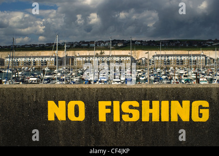 Kein Fischen Zeichen auf eine Wand in Brighton Marina gemalt. Stockfoto