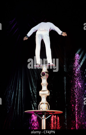 Moskau - Februar 22: Equilibrist balanciert gekonnt im Zirkus der tanzenden Fontänen AKVAMARIN am 22. Februar 2010 in Moskau. Stockfoto