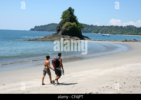 Paar gehen Hand in Hand am Strand im Manuel Antonio Nationalpark, Costa Rica Stockfoto
