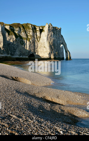 Berühmte Kiesstrand und Cliff 'd'Aval' von Etretat, Gemeinde im Département Seine-Maritime in der Haute-Normandie Stockfoto