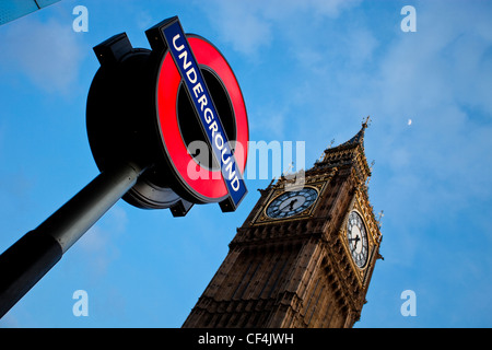 Londoner U-Bahn-Zeichen neben dem legendären und berühmten Wahrzeichen Big Ben. Stockfoto