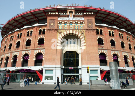 Einkaufszentrum Las Arenas, gebaut in einer alten Stierkampfarena auf Plaça Espanya, Barcelona, Spanien Stockfoto