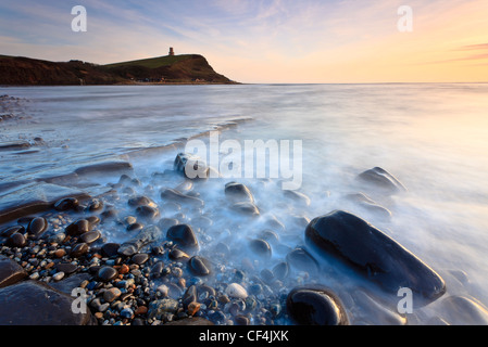 Kimmeridge leisten bei Sonnenuntergang mit Clavells Tower im Hintergrund. Stockfoto