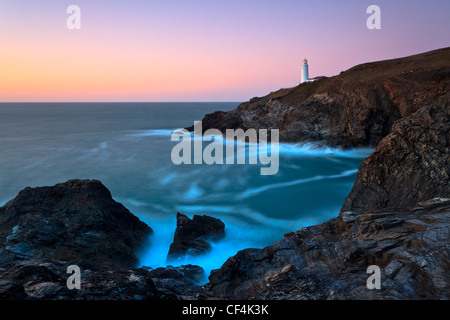Trevose Head Leuchtturm an der Nordküste Cornwalls bei Sonnenuntergang. Stockfoto