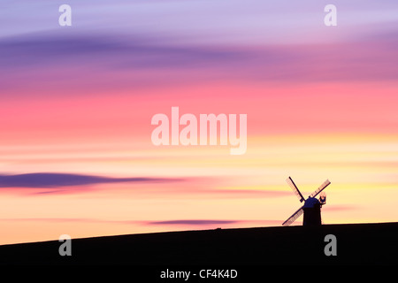 Wilton Windmühle, in der Nähe von Marlborough, Silhouette gegen den Sonnenuntergang. Die Mühle ist die einzige Windmühle in Wessex und war Origi Stockfoto