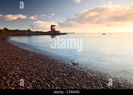 Archirondel Turm, ein Martello-Turm aus dem 18. Jahrhundert auf einem Felsvorsprung in der Bucht von St. Catherine. Stockfoto