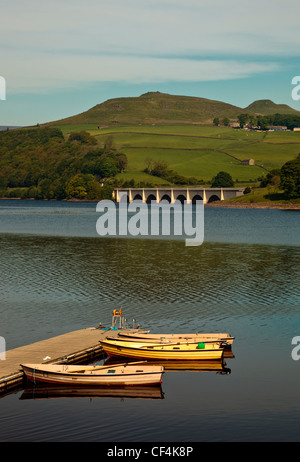 Drei Boote vertäut durch eine Mole auf Ladybower Vorratsbehälter in Derbyshire. Stockfoto