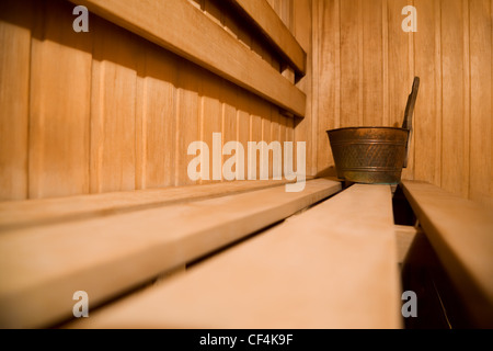 Sitzbank aus Sauna und Kupfer Eimer Stockfoto