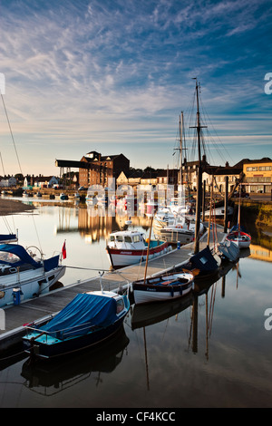 Boote vertäut neben einem Steg im Hafen von Brunnen bei Sonnenaufgang. Stockfoto