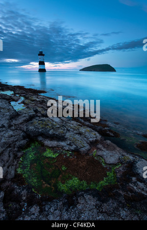 Penmon Leuchtturm und Puffin Island an Penmon Punkt auf der Isle of Anglesey. Stockfoto