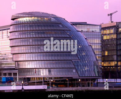 Rathaus bei Sonnenaufgang. Dieses Gebäude ist Heimat des Mayor of London, der London Assembly und der Greater London Authority. Stockfoto