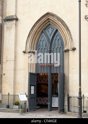 Gotik wies Bogen Eingang auf der 'Revolution' Bar in Clarence Parade, Cheltenham., vormals Salem Baptist Church Stockfoto